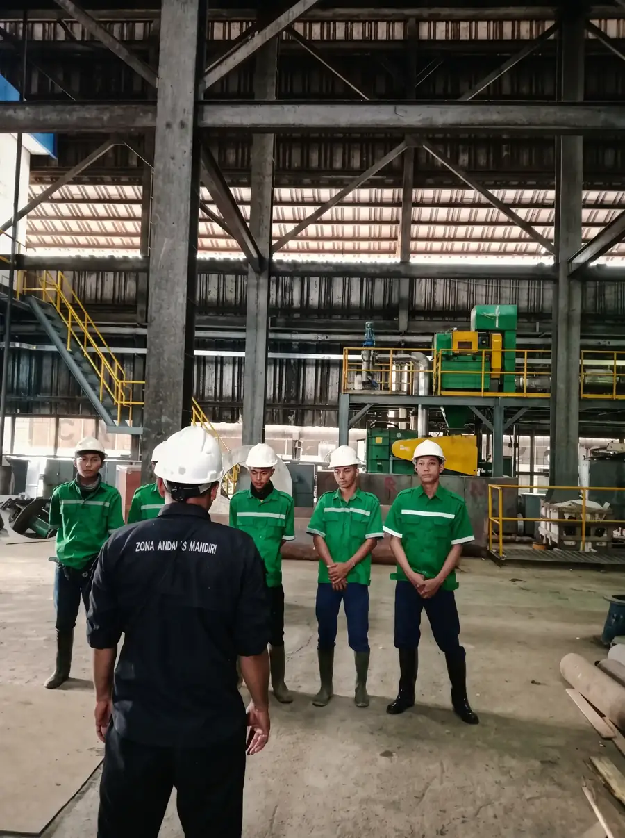 Briefing tim pekerja outsourcing PT Zona Andalas Mandiri di Lampung sebelum pekerjaan lapangan