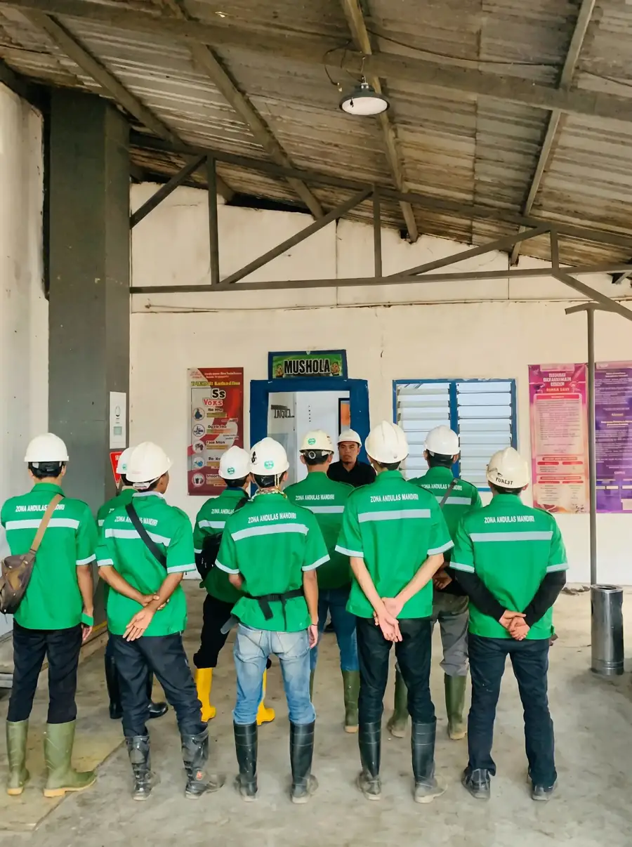 Personel PT Zona Andalas Mandiri menerima instruksi kerja lapangan di Lampung