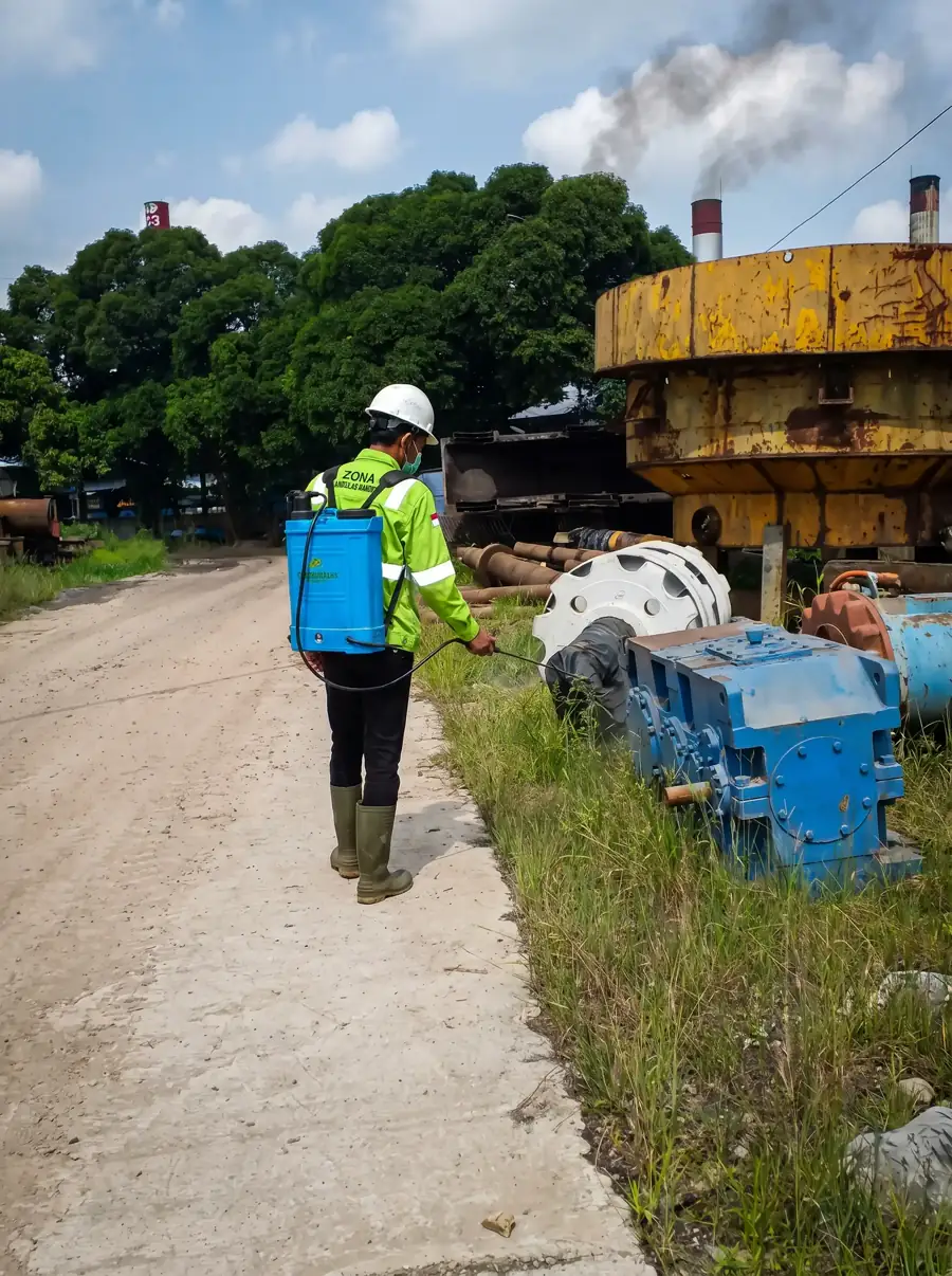 Pekerja lapangan ZAM Lampung melakukan perawatan rumput dan area luar gedung