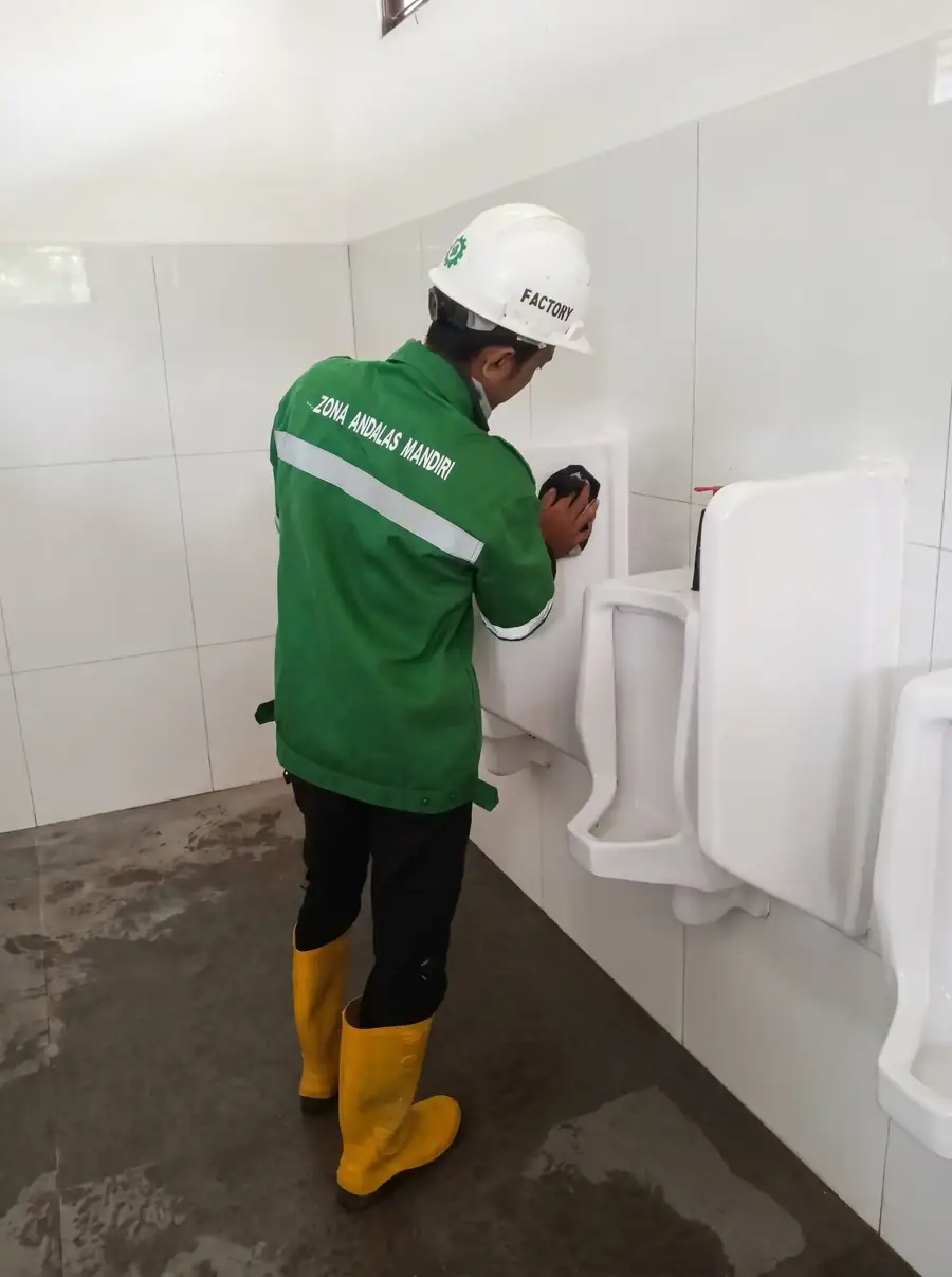 Pekerja cleaning service PT Zona Andalas Mandiri membersihkan toilet fasilitas mitra